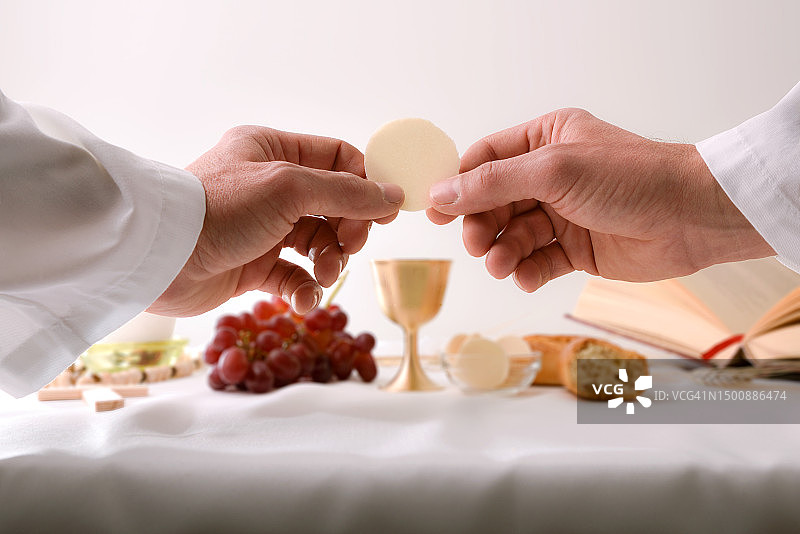 西班牙牧师在圣物桌前主持圣餐仪式图片素材