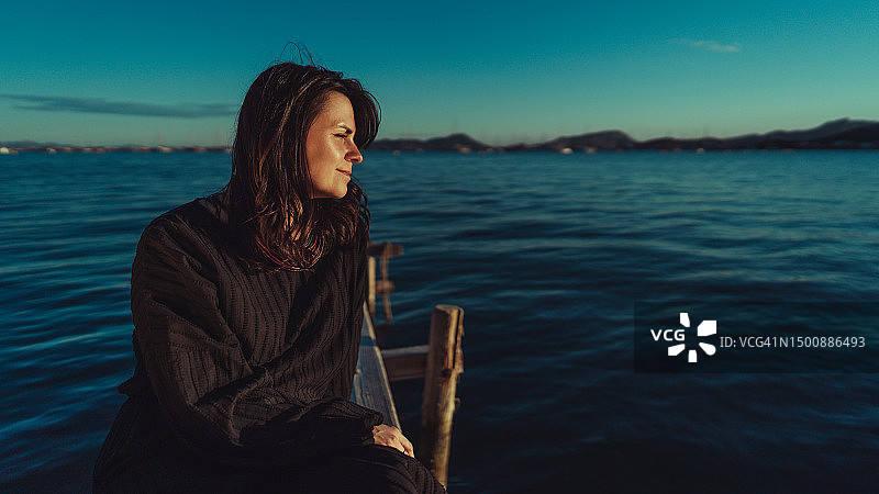 坐在西班牙巴利阿里群岛帕尔马码头的女人图片素材