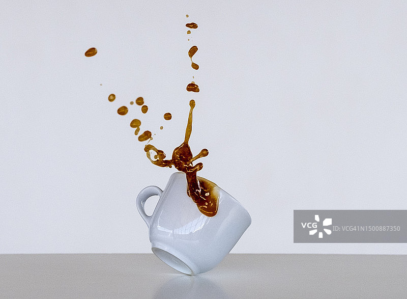 咖啡杯摔碎瞬间图片素材
