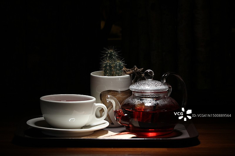 咖啡具与盆栽特写，背景为黑色，韩国图片素材