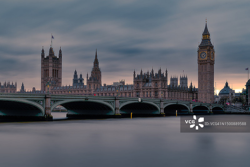 伦敦威斯敏斯特桥的阴天景色，英国图片素材