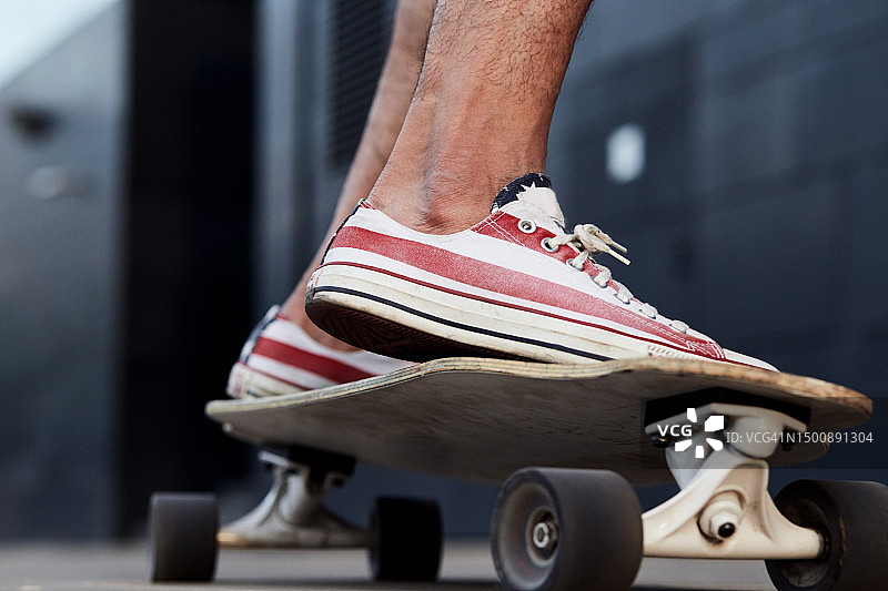 男子在加利福尼亚州洛杉矶县的人行道上玩滑板图片素材