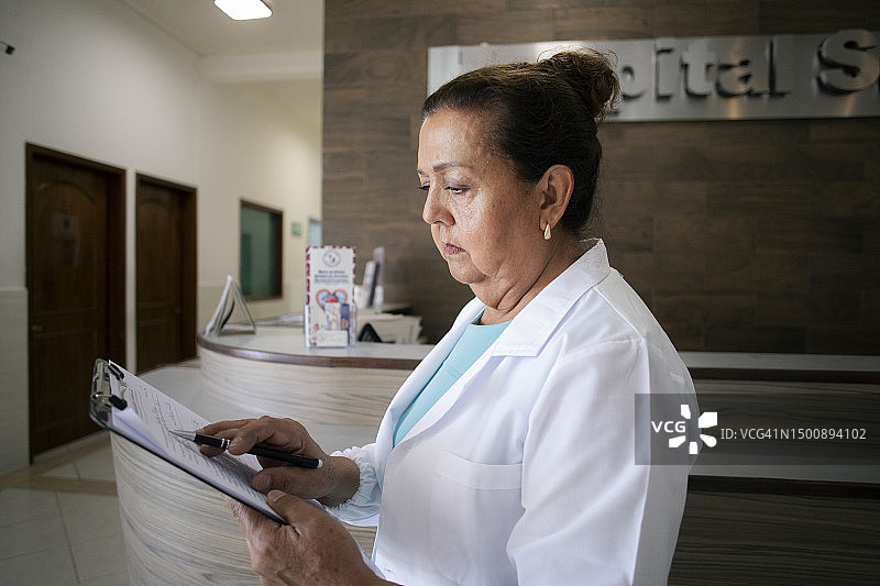 医生在医院填写登记表图片素材