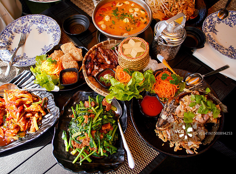 桌子上各种食物的俯视角度图片素材