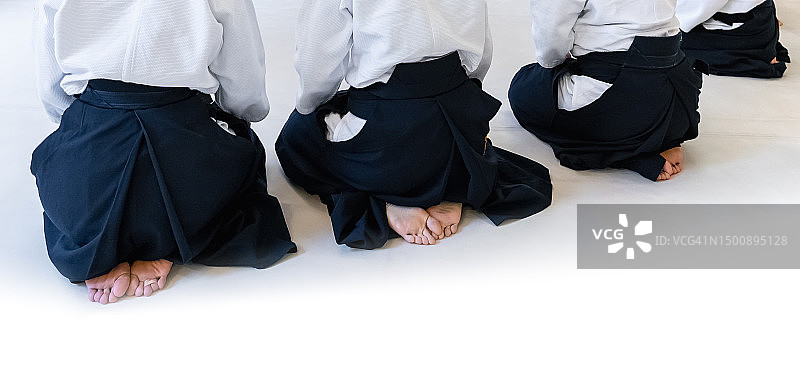 道场背景下练习合气道的人们图片素材