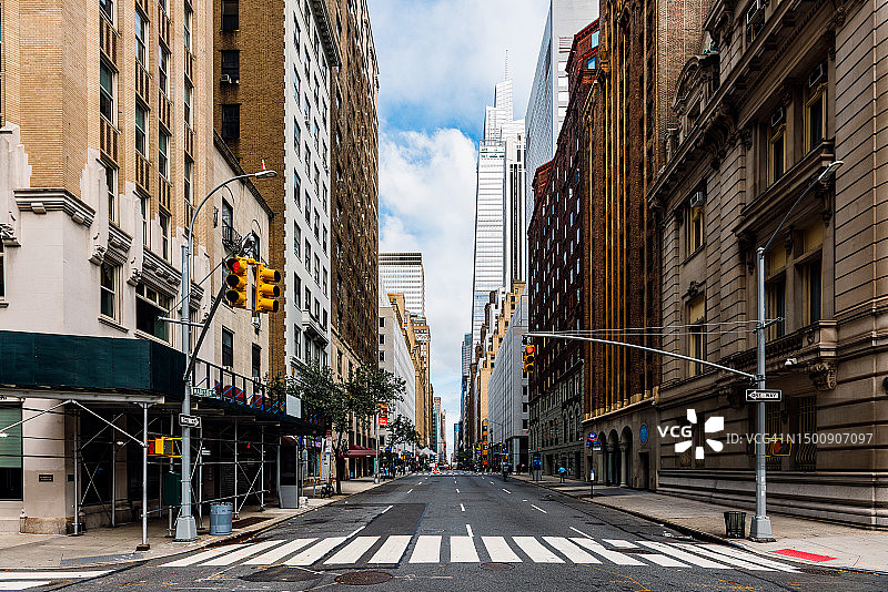 美国纽约曼哈顿中城的城市街道，右侧是范德比尔特一号图片素材