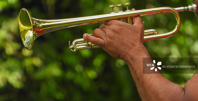 演奏小号图片素材