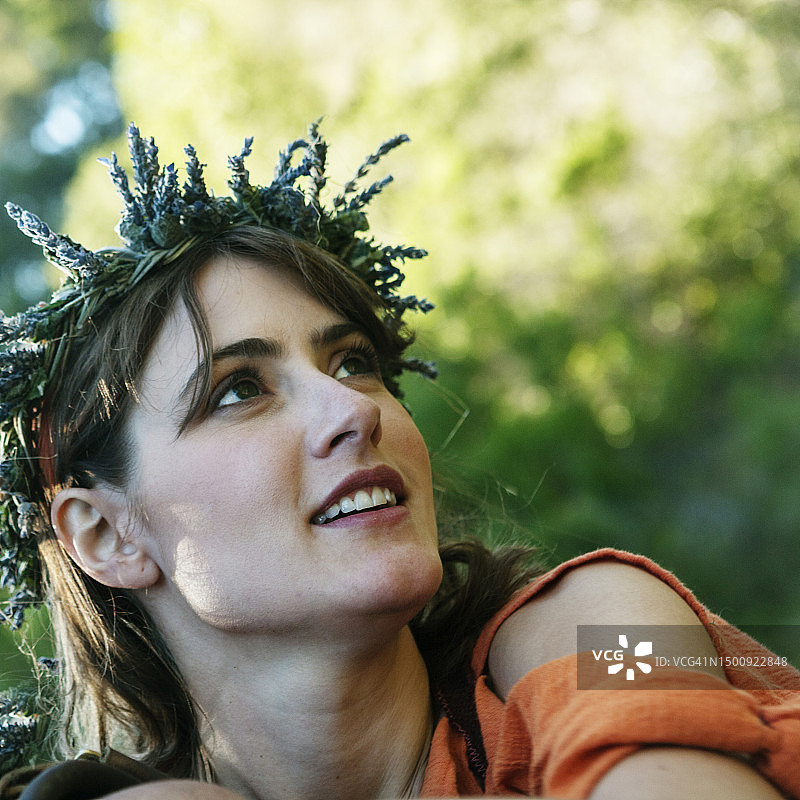 一个年轻女子的肖像图片素材