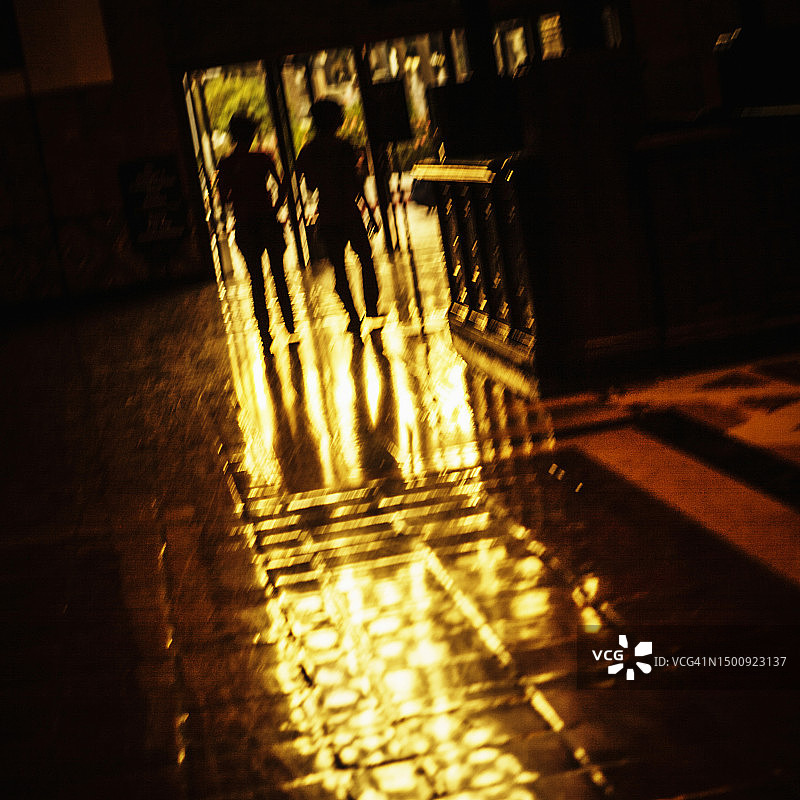 两人行走的剪影图片素材