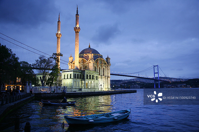 奥尔塔科伊梅吉迪耶清真寺和博斯普鲁斯海峡大桥，土耳其伊斯坦布尔图片素材