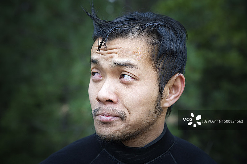 面部表情滑稽的年轻亚洲男子图片素材