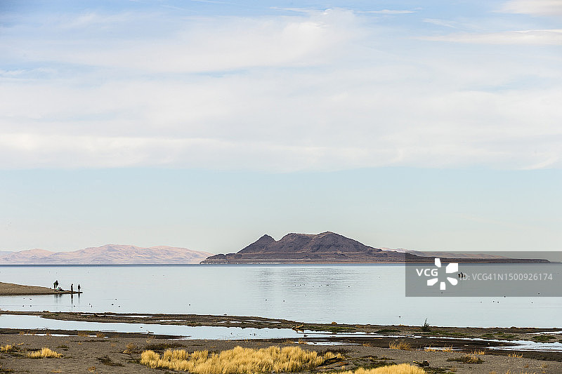 内华达州金字塔湖岸边渔民的景色图片素材