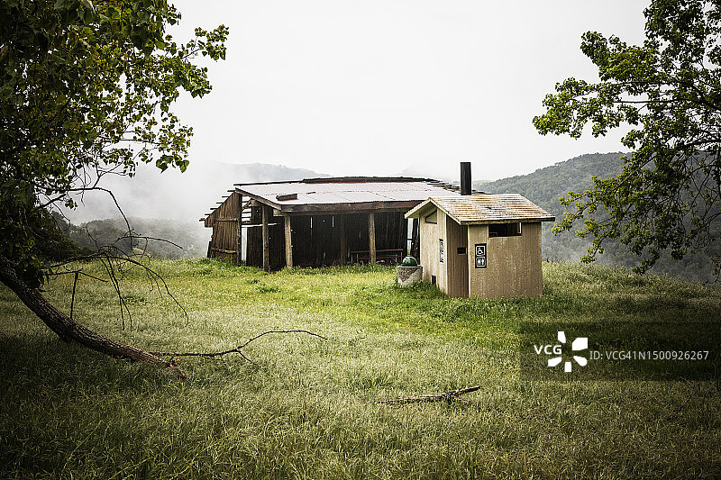 亨利·W·科州立公园偏远地区的老旧建筑和洗手间图片素材