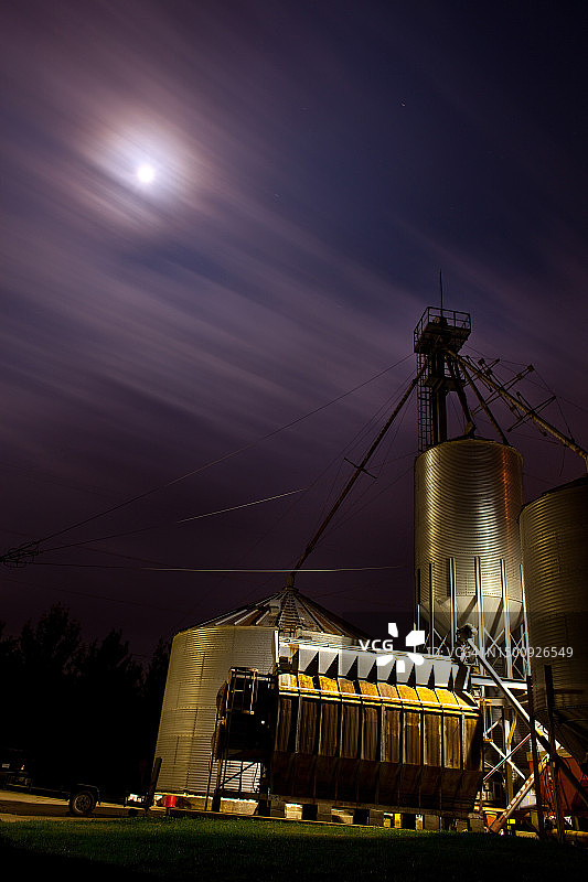 夜间的磨坊图片素材