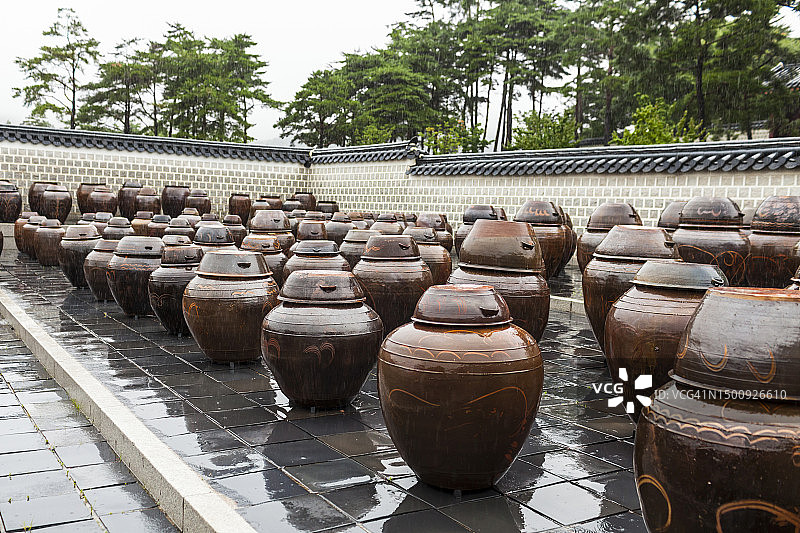 韩国首尔的传统陶瓷罐图片素材