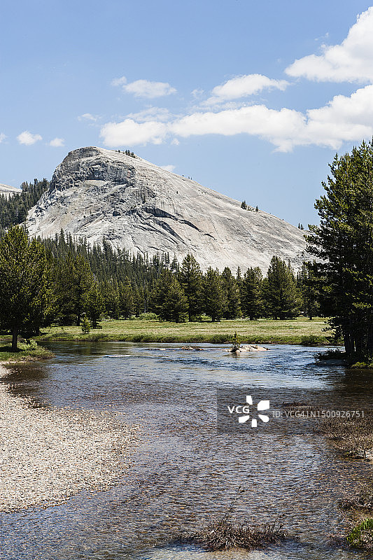 图奥勒米河与费尔维尤穹丘图片素材
