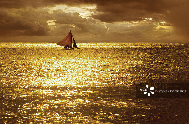 远处有单桅船的日落景色图片素材