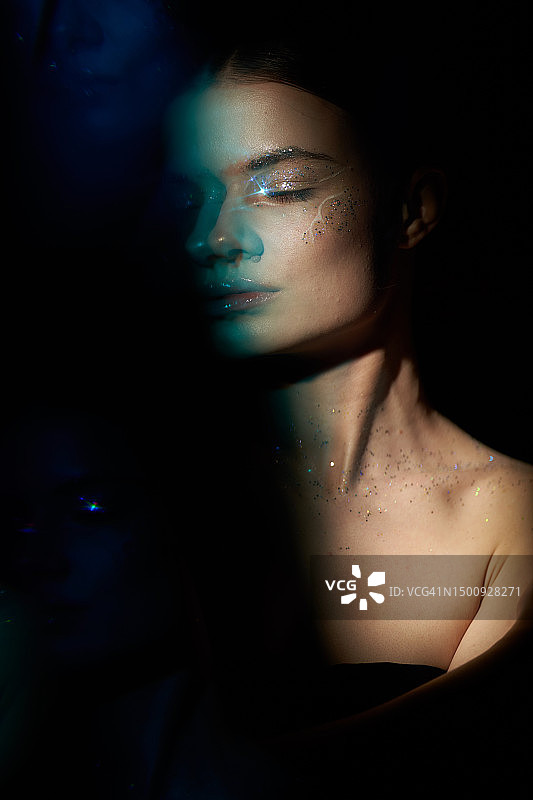 闭着眼睛的女人，关于梦想、想象和魔法的概念图片素材