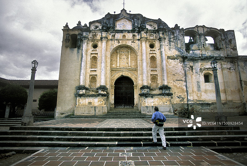 男子走向危地马拉老教堂图片素材