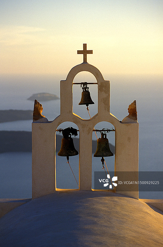 希腊圣托里尼岛上的钟楼和蓝色爱琴海图片素材
