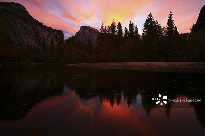 优胜美地国家公园半圆顶巨石上的秋日落日，加利福尼亚州，2010年11月图片素材