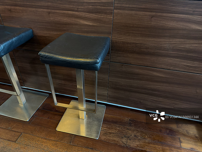 木制墙壁和吧台凳图片素材