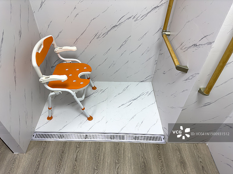 带安全扶手的浴室图片素材