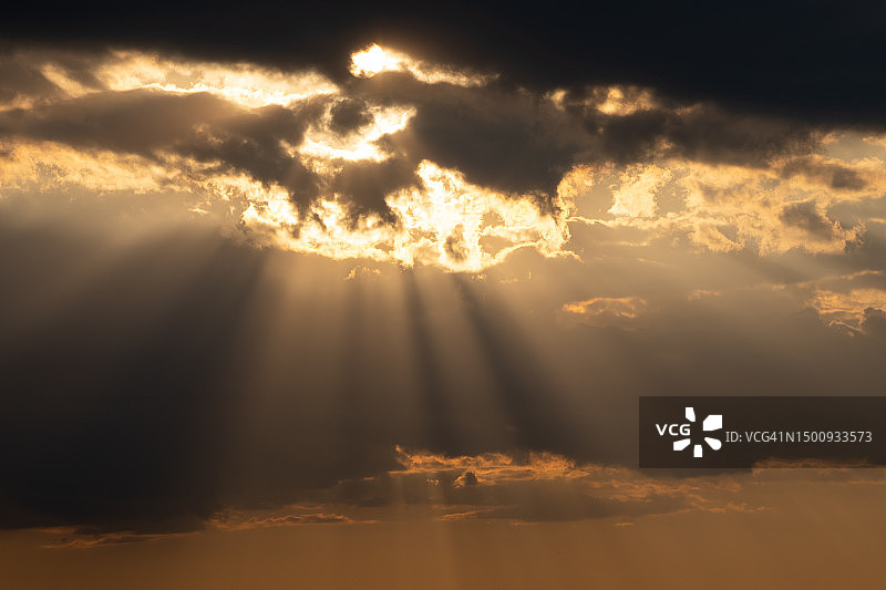 穿透乌云的光线，耶稣光，阳光图片素材