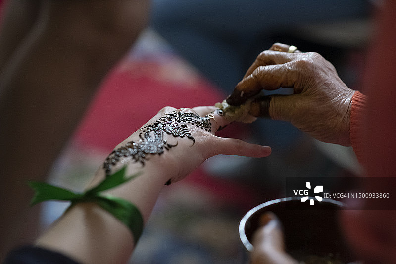 摩洛哥派对上涂有指甲花彩绘的女性手部特写图片素材