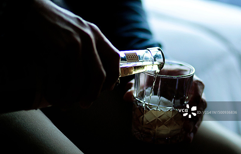 拿着威士忌的男人图片素材