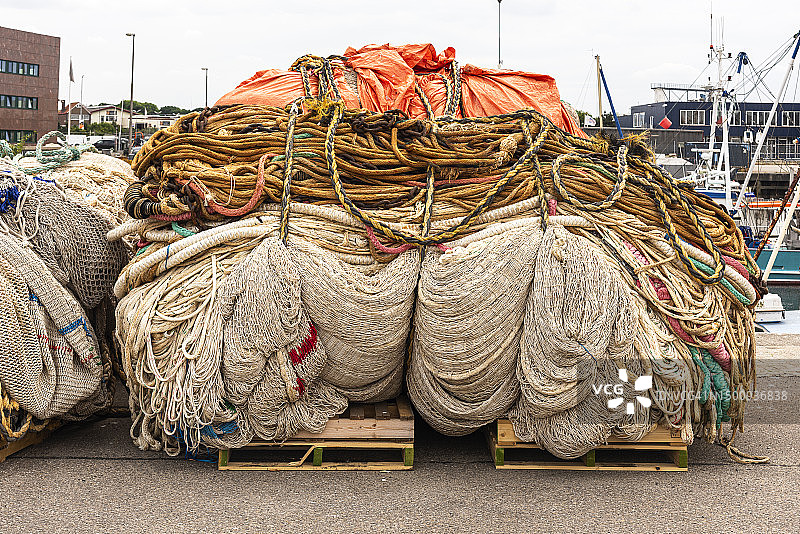 成堆的渔网和缆绳图片素材