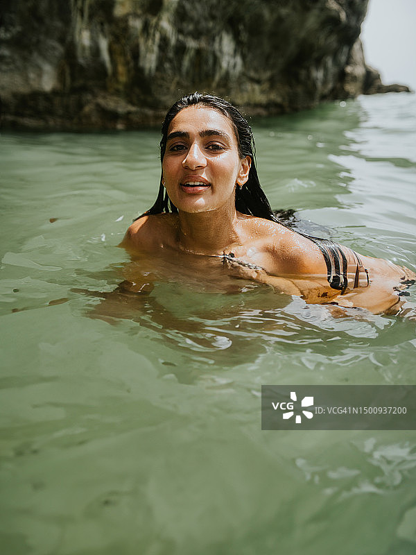 美丽的印度女人在海中游泳图片素材
