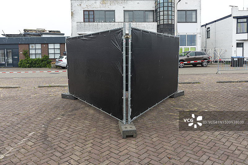 街上的黑色防护屏图片素材