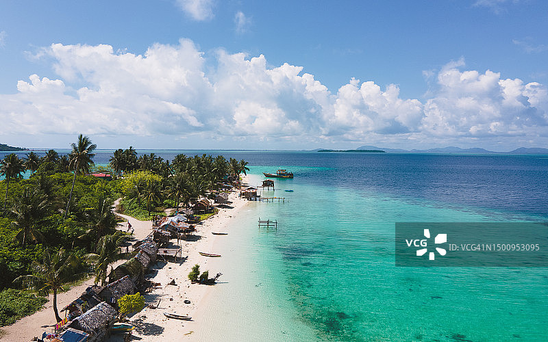 热带岛屿：仙本那海上吉普赛村庄的无人机视角图片素材