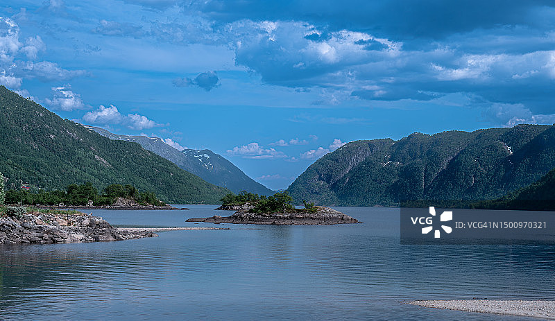 托塔克湖畔的夏日氛围图片素材