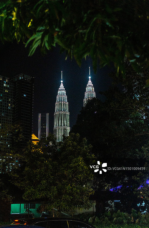 夜色下的马来西亚国家石油公司双塔图片素材