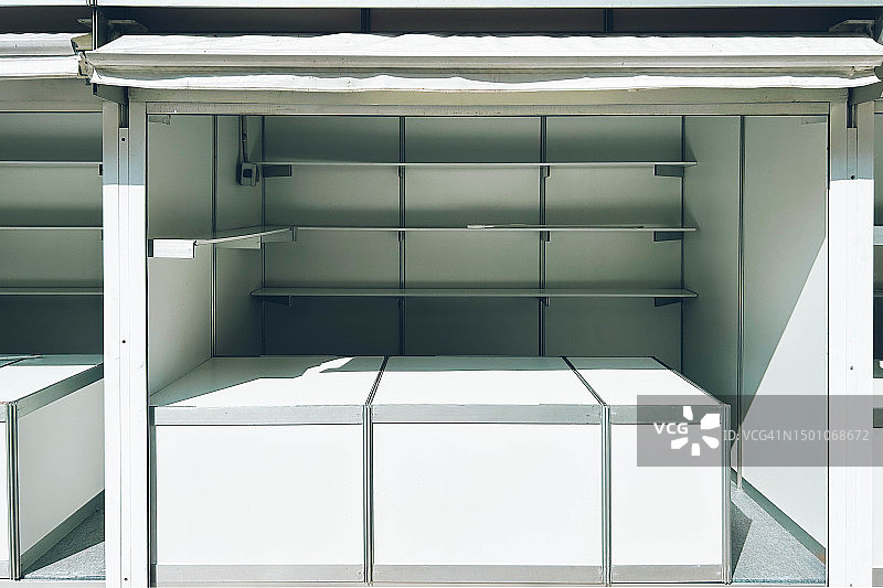 阳光明媚的空展台图片素材