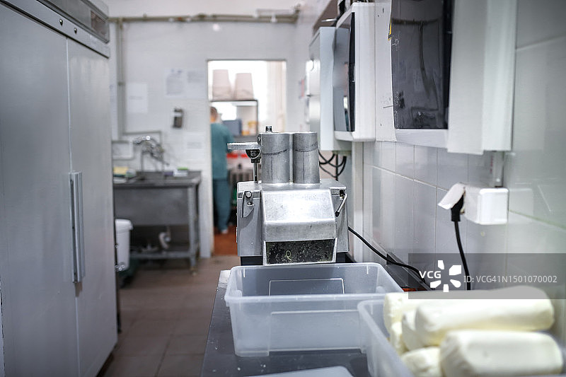 食品生产：准备就绪的大型磨碎机和奶酪容器图片素材