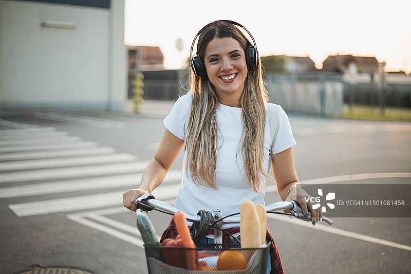 购物归来的微笑妇女肖像图片素材