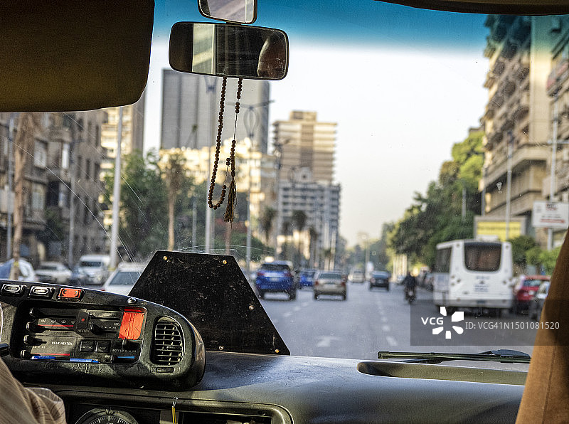 从巴士内部看到的埃及开罗城市交通景象图片素材