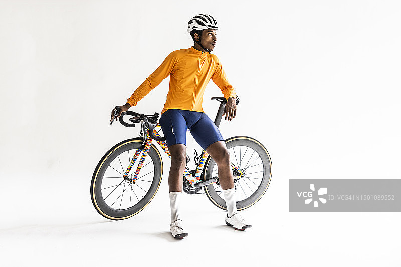 白色背景上的年轻男自行车手的影棚照图片素材