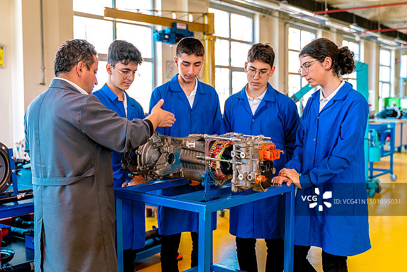一群学生在职业学校学习汽车修理学徒图片素材