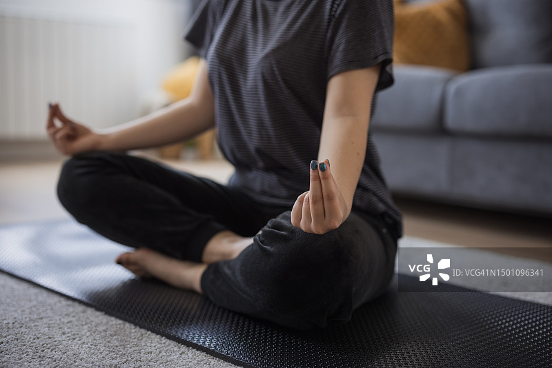 女孩在家做瑜伽图片素材