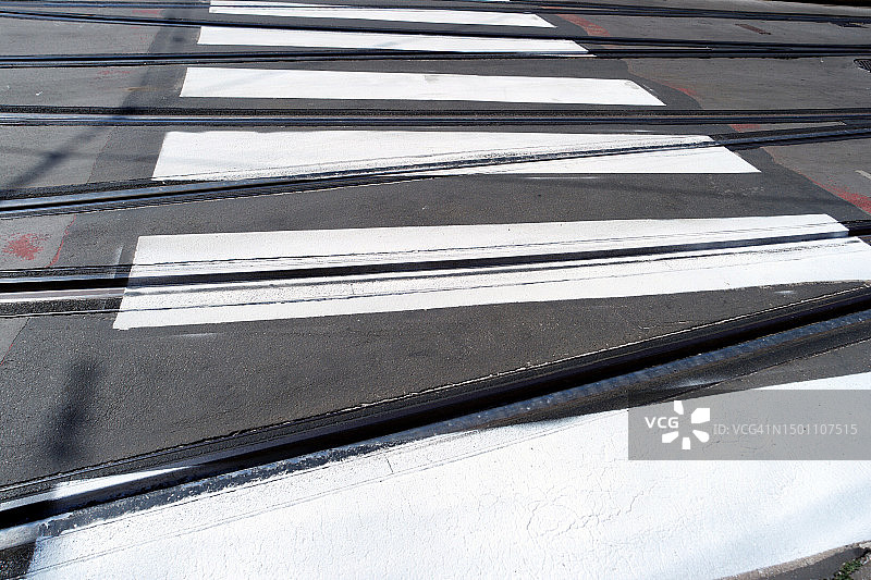 设有有轨电车轨道的人行横道图片素材