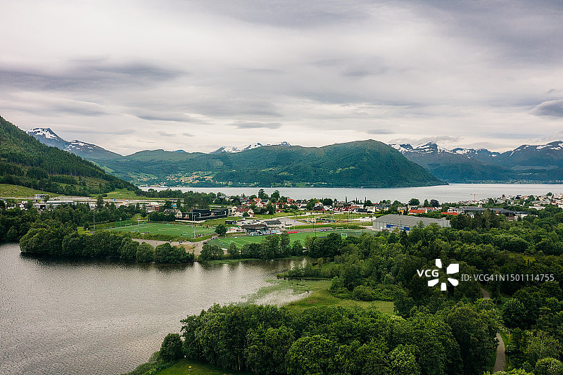 挪威绿色小镇被湖泊、海洋和群山环绕的鸟瞰图图片素材