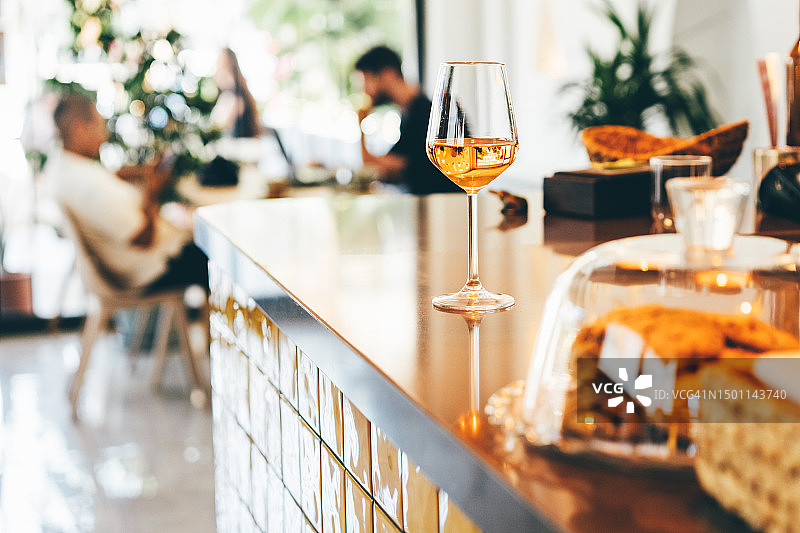 咖啡馆吧台上的一杯葡萄酒图片素材
