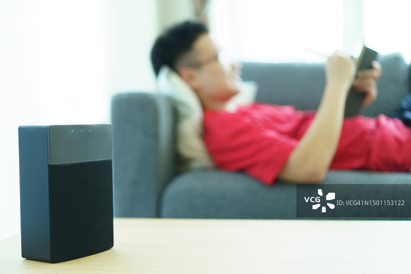 在家使用智能音箱上的家庭助手图片素材