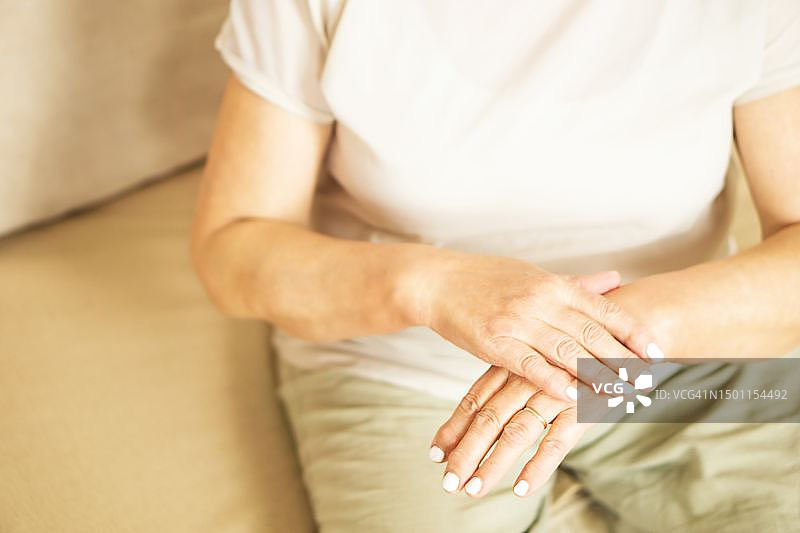 女子手牵手的腰部特写图片素材