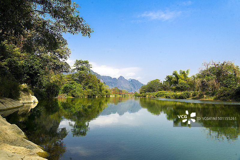 万荣湖畔树木的风景，老挝图片素材