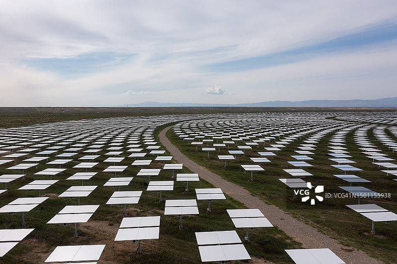 阴天时热电站的定日镜特写图片素材